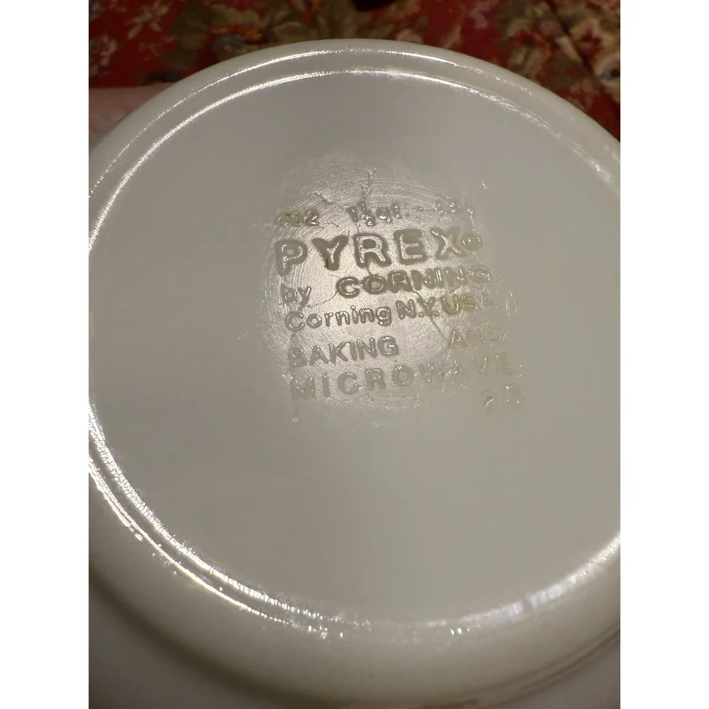 Vintage Pyrex Mixing Bowls – Set of 2 (401 & 402) - Picture 7 of 7